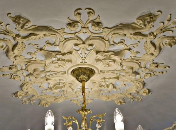 Štukový strop: fotografie dizajn a dekorácie, vyrobené z polyuretánu v byte, nástenné dekorácie, klasika pod luster, a ornament paláca, opravy