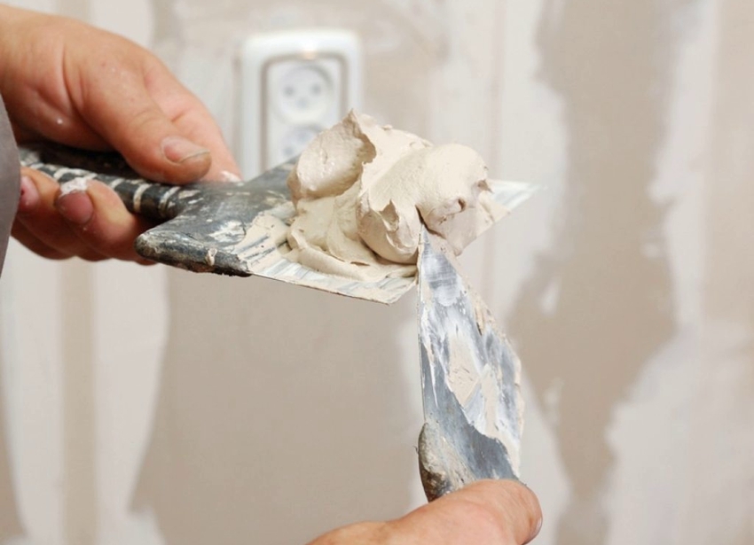 Various types of putty are used for finishing walls and ceilings.