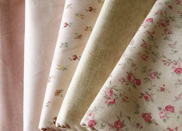 Prilikom stvaranja kolaž proizvode koje koriste razne tkanine - od fine svile s gustim vune i ne-tradicionalni dekorativni