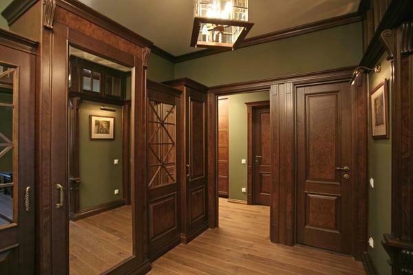 Dunkle Tür in einem inneren Korridor aussieht reich und luxuriös