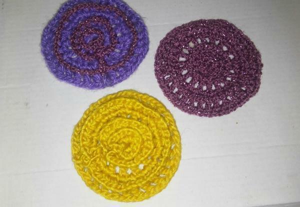 In this case, six circles are knitted. There may be more, maybe less. But the rug should be quite colorful. We knit the same circles of different colors