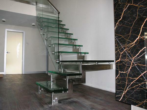 Lijepa staklena stubišta savršeno će upotpuniti bilo koji moderni interijer