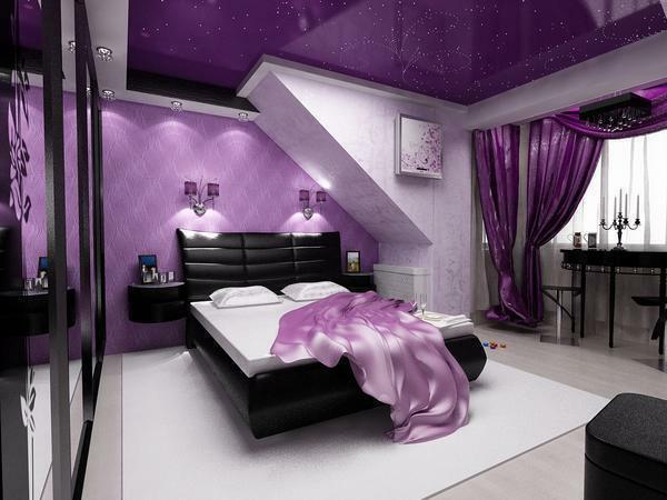 Ao combinar diferentes tons de cor lilás, bem como papéis de parede de diferentes texturas, você pode obter um interior muito harmonioso