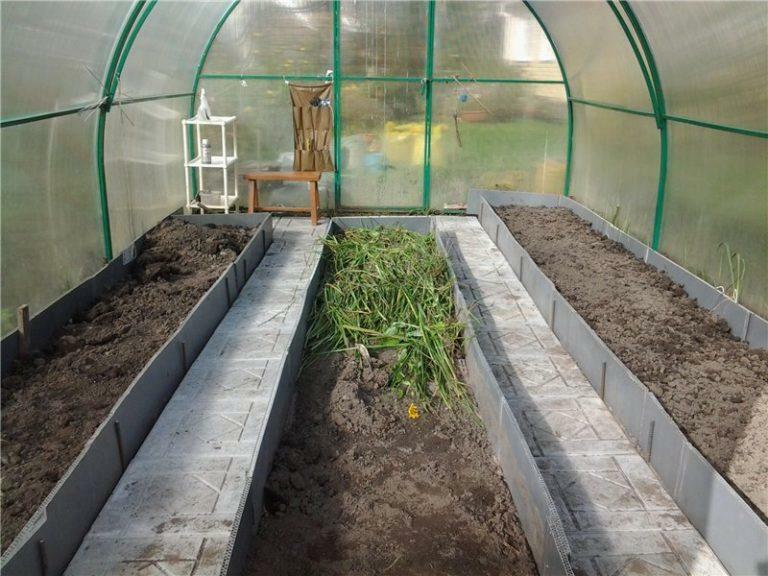 The beds in the 3x6 greenhouse can be arranged in different ways