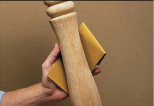 După procesarea șmirghel elementul de lemn, vă va face netedă și potrivită pentru vopsire.