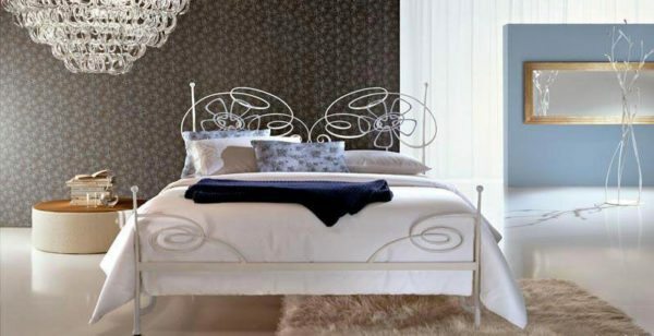 Intricate wrought-iron ornaments back model "Jasmine" can refresh the interior of any bedroom