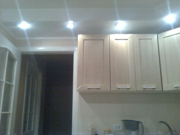 Penerangan utama di dapur diwujudkan dengan titik lampu LED di langit-langit palsu.