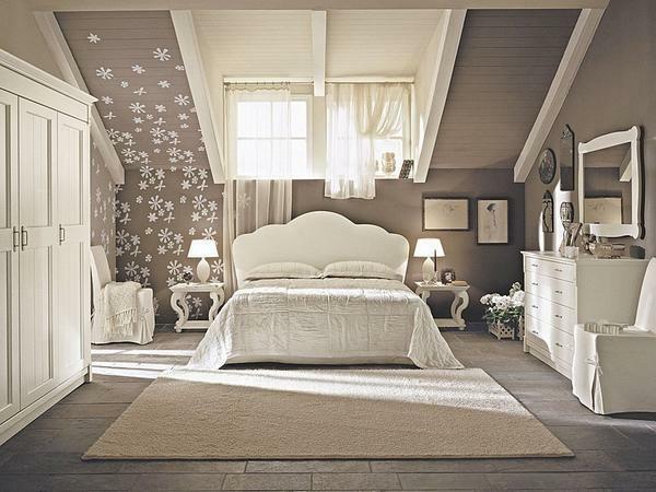 U dizajn spavaće sobe u stilu zemlje ne koristi jeftin boje, sve nijanse treba biti blizu prirodne, prirodne nijanse