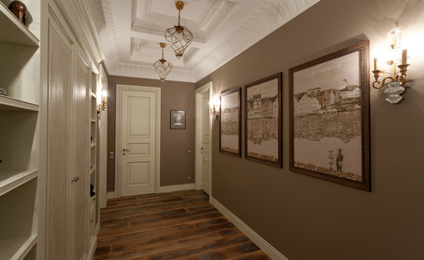 Vägglampor i korridoren eller i korridoren rekommenderas att installera på höjden av två meter över marken