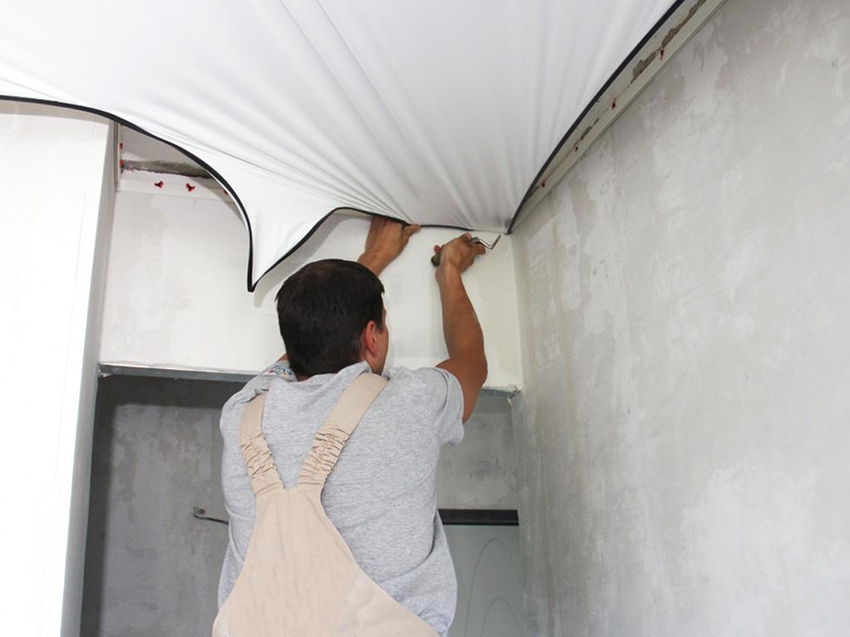 Pour évacuer l'eau du plafond tendu, vous devrez démonter partiellement la toile