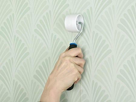 To properly paste the butt-end wallpaper, it is necessary to use special tools and high-quality adhesive