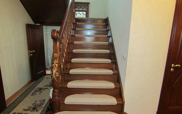 A legegyszerűbb módja, hogy rögzítse a szőnyeg a lépcsőn, hogy használja kétoldalas ragasztószalag