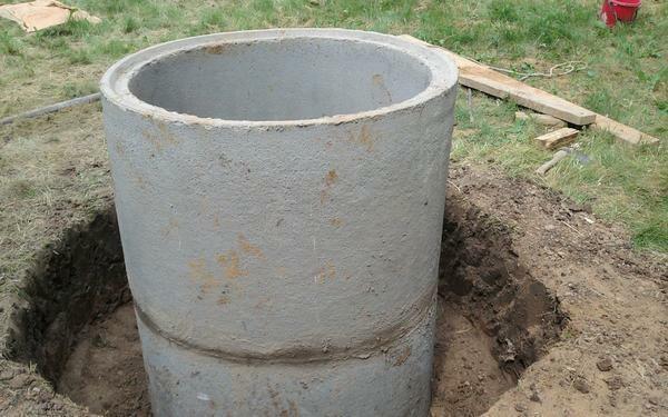 Making a clay lock for a well is recommended in clear weather without rain