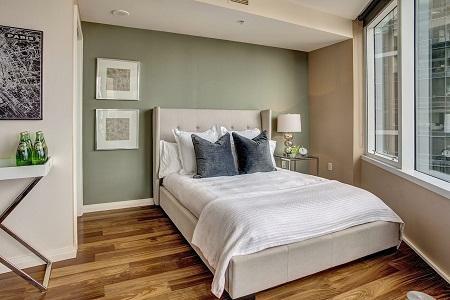 In the bedroom it is recommended to put the bed in the opposite corner with respect to the door so that it does not interfere with comfortable movement around the room
