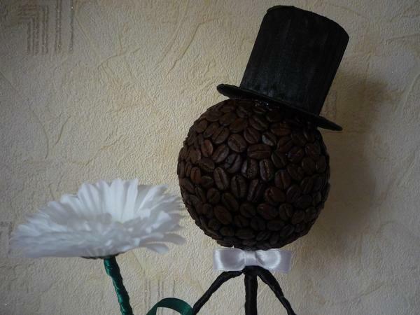Make a gift to a man with his hands in the form of a topiary made of coffee "Gentleman"