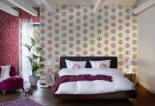 não-tecido wallpaper-com-direto-pattern-in-interior-quarto