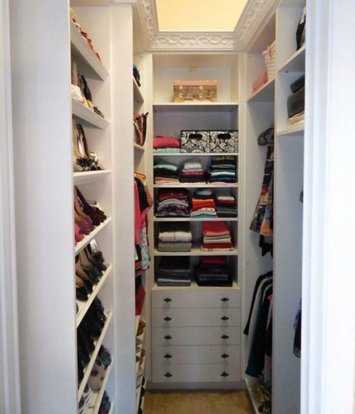 If you want to convert an entrance hall to a wardrobe, then you should choose a compact but functional wardrobe