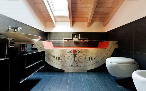 Tér egy fürdőszoba lehet legyőzni az érdekesebb köszönhetően a tetőtérben, hogy növelje a magasság a teret és az illúziót, hogy egy további fényforrás