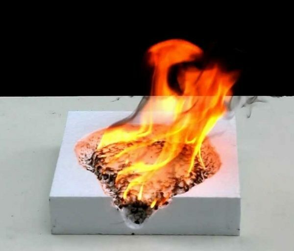 Schuim verwijst naar brandbare materialen, die het vuur op te warmen met de hulp van thuis een nadelige invloed