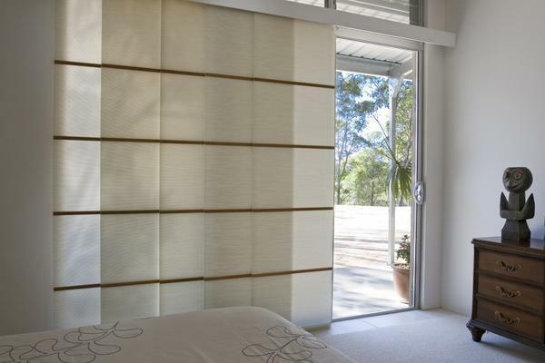 Doplnkom moderný interiér môže byť ľahko originálny japonskej záclony, priečky