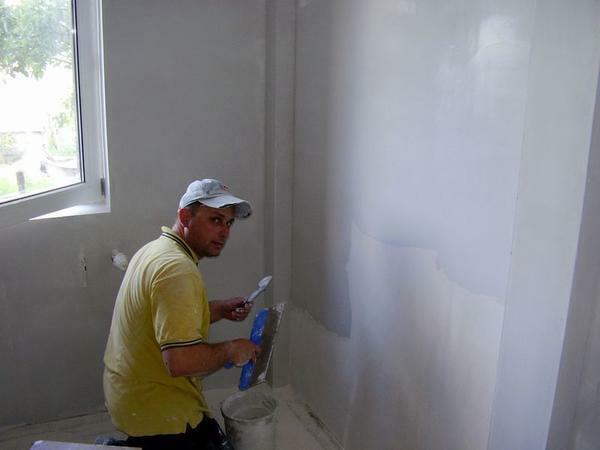 If before the repair from the walls stucco plaster, the entire layer of old finish should be removed and putty the surface with the starting and finishing putty. Curved walls are leveled with the same putty or plasterboard