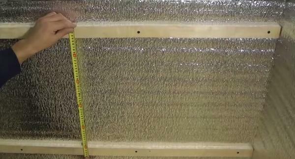 Montering af plast-paneler på loftet i badeværelset bør startes med mærkning af vægge og montering ramme