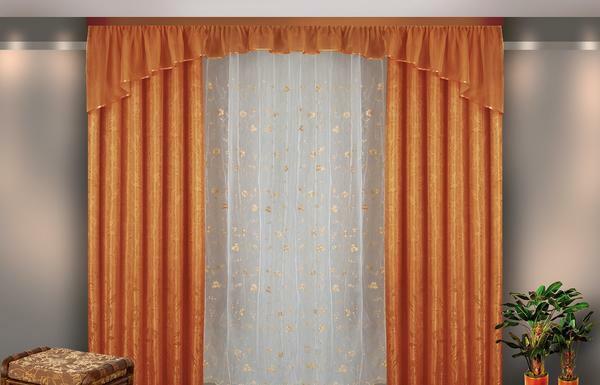 Gardine im Fotoraum: Wohnzimmer mit einem schönen Design, ein Muster mit seinen eigenen Händen, harten Nachrichten an Fenstern und Bildern