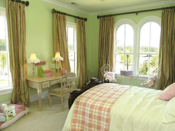 Excellent to be combined with green wallpaper will be the curtains of pistachio shade