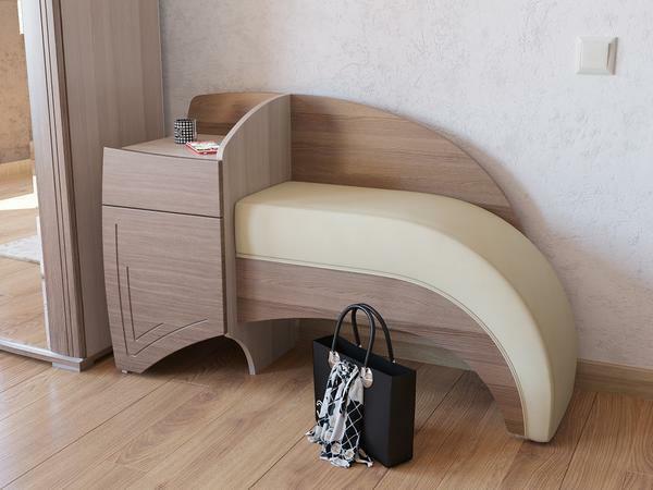 Če je hodnik je omaro ali drugo pohištvo, mora kavč organsko njih se ujema z barvo in slog