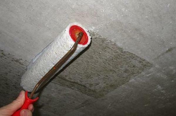 På arbejdsfladen, er dybe indtrængen påføres primerlaget at tilvejebringe bedre vedhæftning mellem loftet af betonen og efterfølgende coating