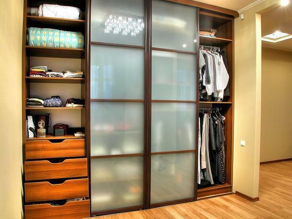 Among the advantages of sliding-door wardrobes are the good spaciousness, long service life and excellent appearance