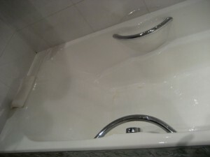 Perbaikan akrilik bathtub: restorasi chipping permukaan diemail, lapisan akrillovoe cair