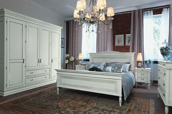 Pohištvo iz bukovega lesa, bele barve, se popolnoma prilega v notranjost klasično spalnico