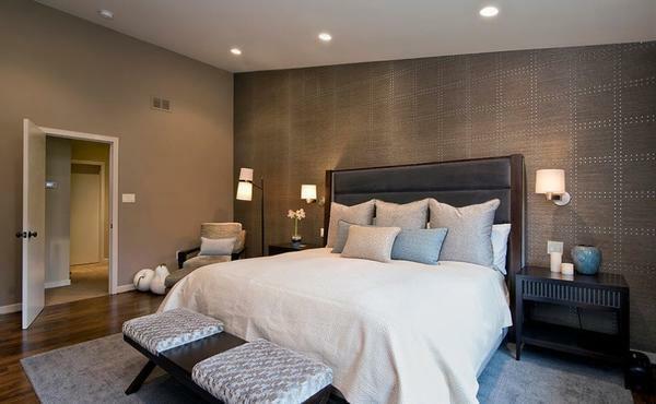 Izmantojot tapetes, jūs varat koncentrēties uz vienu no guļamistabas sienām, padarot to spilgtāku un izteiksmīgāku