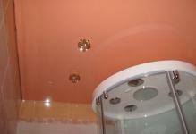 Stretch-ceiling-in-bathroom-room-coral-color