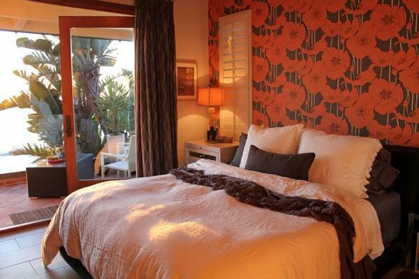 Oranžna tapete za stene v notranjosti, fotografijo, ki je v kombinaciji s cvetjem, kuhinja določa, zavese zelenih