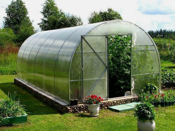 Among the advantages of polycarbonate is worth noting the long life and durability