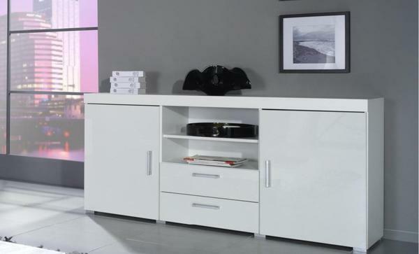 Fehér fiókos szekrény, a nappaliban megváltoztatja a felfogása valóságos tér - így tágasabb és sokkal érdekesebb