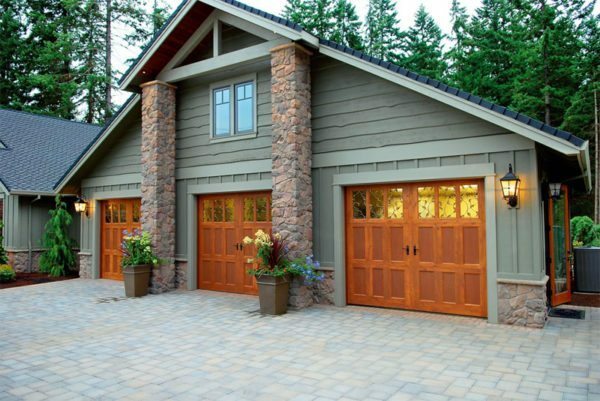 Vrata mogu imati djelomičnu stakla, omogućujući vam da napravite garaža više svjetla