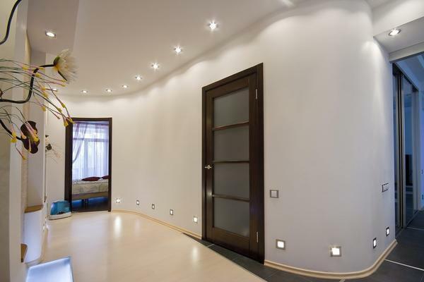 Bodová světla vypadají dobře v hale, vyrobený ve stylu minimalismu a moderního
