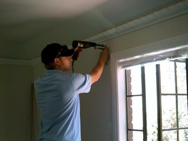 Um die Vorhänge an den Fenstern festzulegen, verwenden einen Bohrer oder flüssigen Nägel