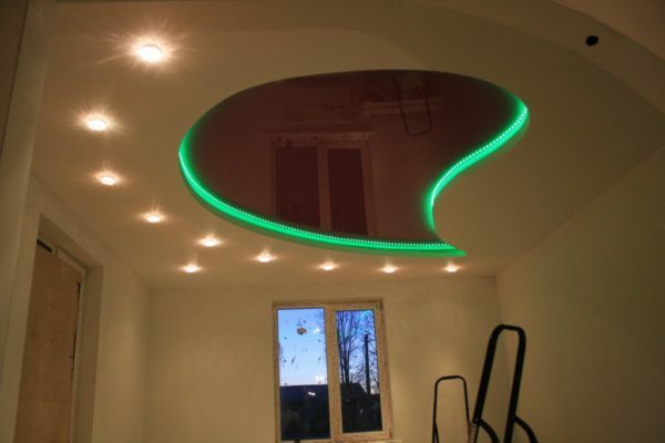 Primer, kako kombiniranega mavčnih plošč in napetosti osvetlitvijo stropa