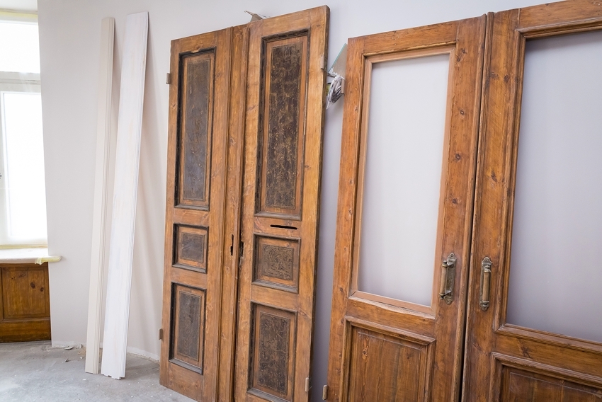 Dla większej wygody podczas procesu renowacji zaleca się wyjęcie drzwi z zawiasów.