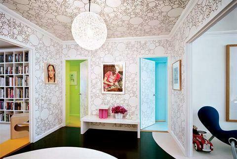 Wallpaper will be an excellent alternative to traditional materials for the decoration of the ceiling
