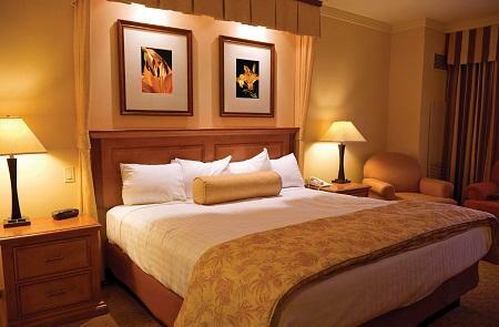 Uz pomoć dobro odabranih slika može značajno poboljšati unutrašnjost spavaćoj sobi, što je ugodno i udobno