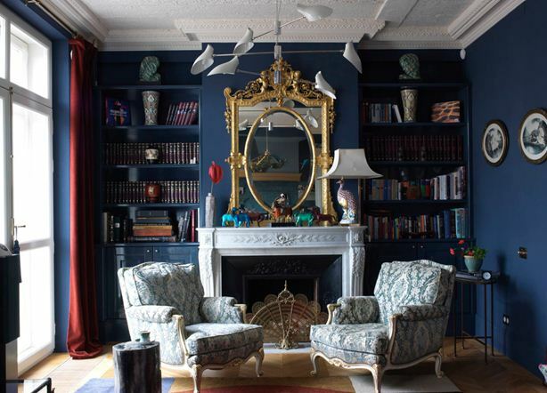 Neoklasicisma dizains dzīvojamā istaba ar kamīnu