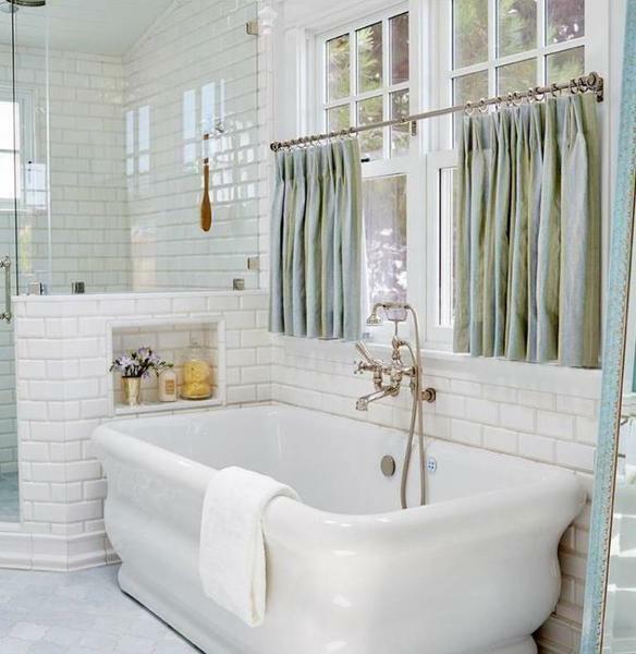 The curtain in the bathroom should not only be beautiful, but practical and moisture resistant