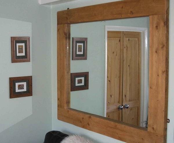 Zrcadlo v dřevěném rámu, zdobený starožitný, krásně vypadají v interiéru, vyrobený ve stylu země