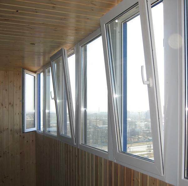 Dugger vinduer på balkongen på hva de skal gjøre, hvorfor svette fjellstua, glass, plast