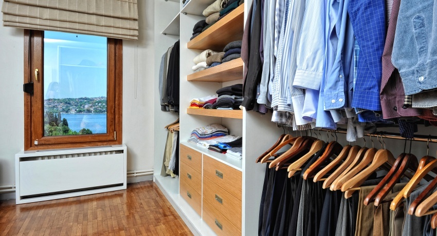 Saker för lagring garderob: en rad varumärken Ikea, Elfa, Aristo